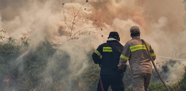 Φωτιά στη Μάνη: Σε εξέλιξη η πυρκαγιά, ολονύχτια μάχη και μήνυμα από το 112